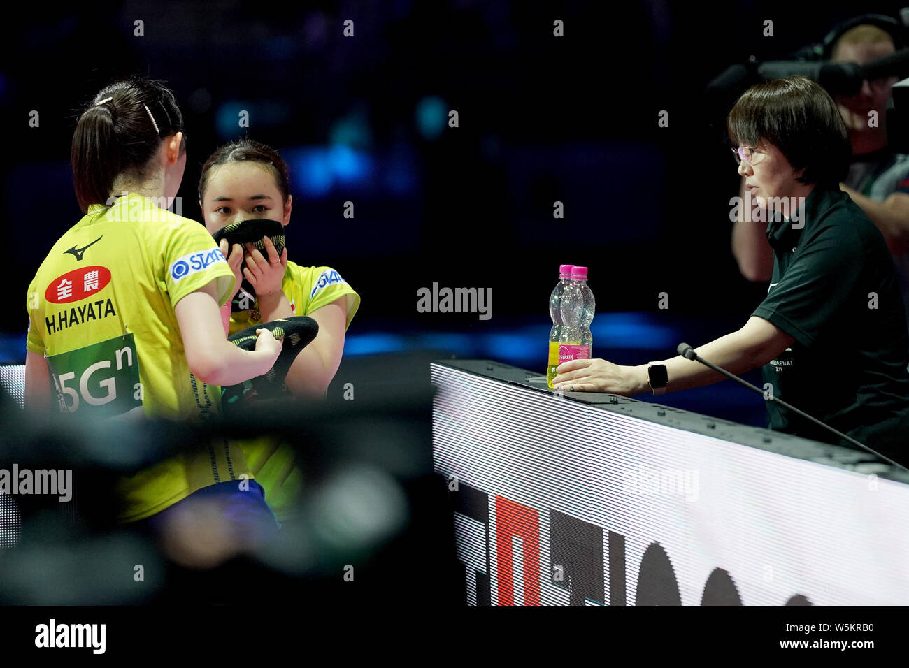 Hina Hayata und Mima Ito von Japan sprechen Sie mit Ihrem Trainer, wie sie gegen Sun Yingsha und Wang Manyu von China in den letzten Match der Frauen im rückwärtigen konkurrieren Stockfoto