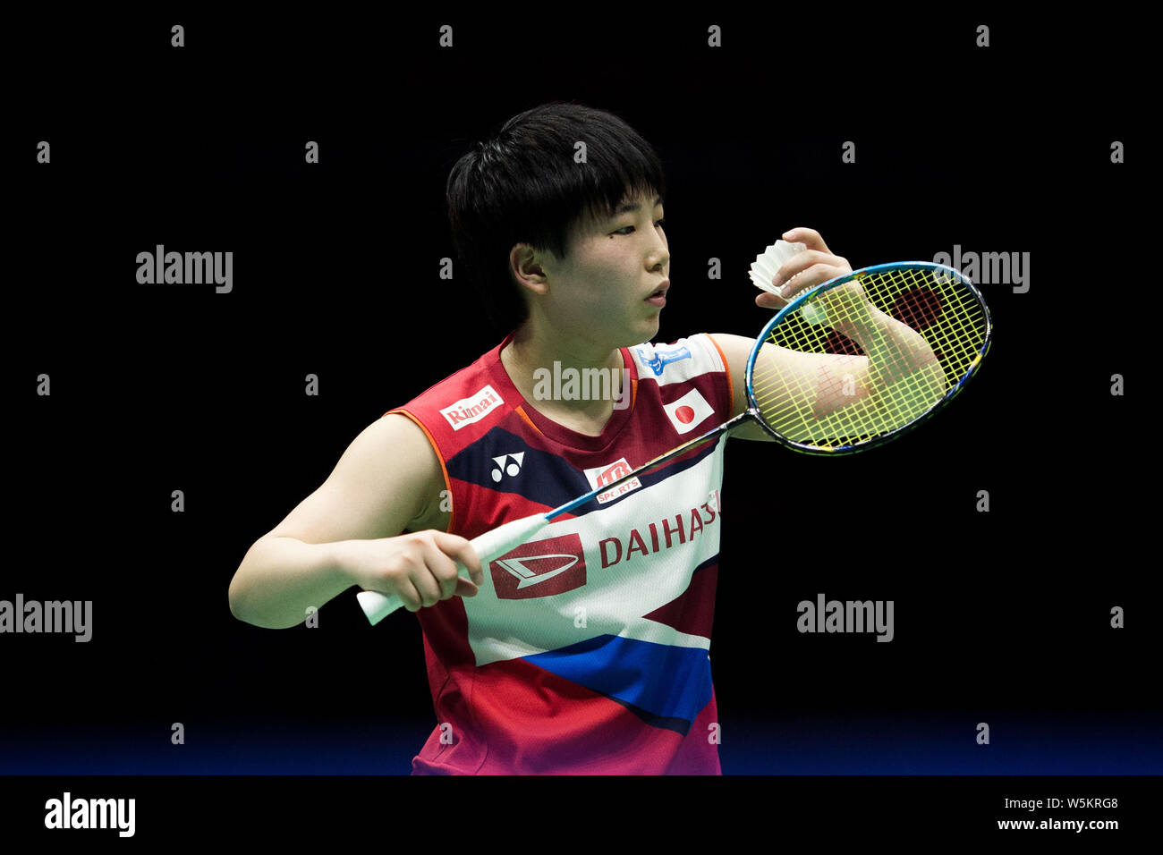 Akane Yamaguchi in Japan dient gegen Er Bingjiao Chinas in ihrer Damen Finale während der 2019 Badminton Asien Meisterschaften in Wuha Stockfoto