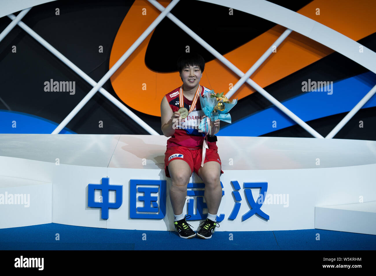 Akane Yamaguchi in Japan stellt mit ihrer Medaille, nachdem er singles der Frauen Finale gegen Er Bingjiao von China im Jahr 2019 Badminton Asi Stockfoto