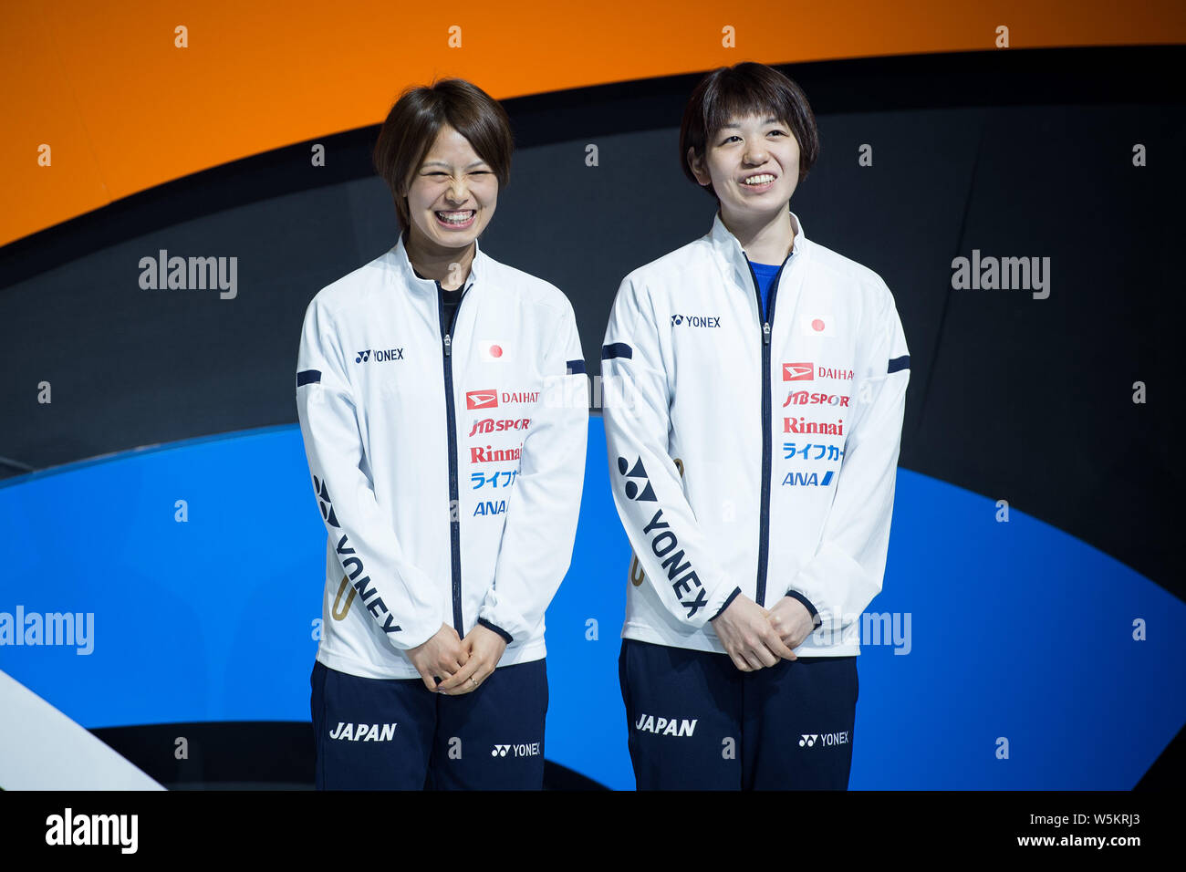 Yuki Fukushima und Sayaka Hirota von Japan dar, nachdem er den dritten Platz der Damen Doppel während der 2019 Badminton Asien Meisterschaften in Wuhan Stockfoto