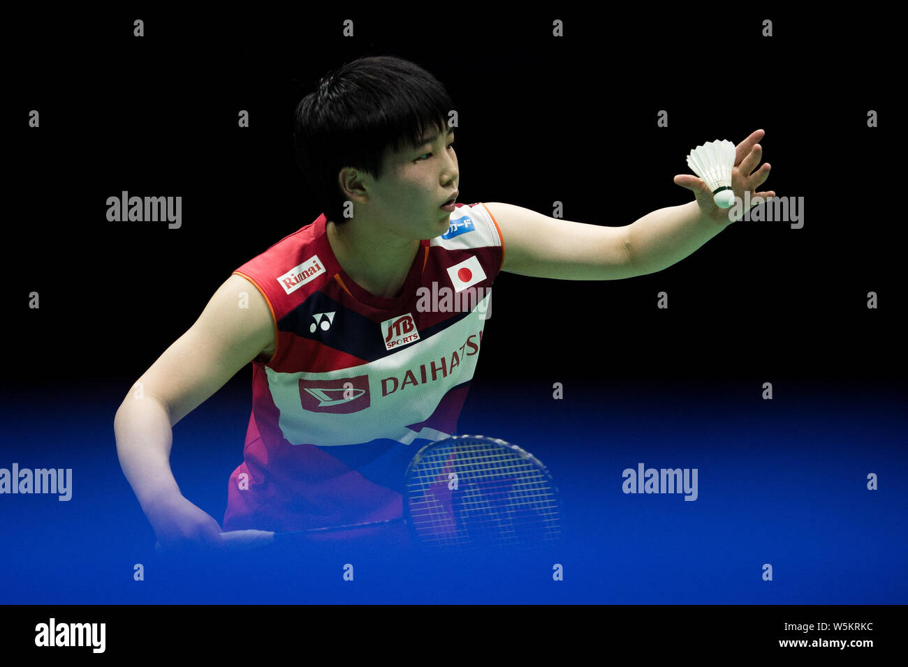 Akane Yamaguchi in Japan dient gegen Er Bingjiao Chinas in ihrer Damen Finale während der 2019 Badminton Asien Meisterschaften in Wuha Stockfoto