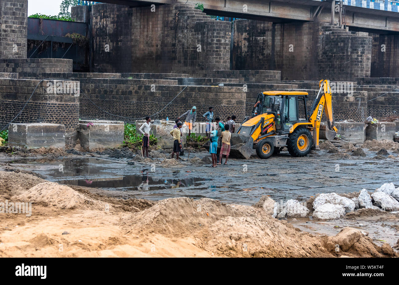 Durgapur West Bengal, Indien. Juni 27,2019. Arbeitnehmer tun Reparatur Auftrag von durgapur Barrage Anmelden Gates. Stockfoto