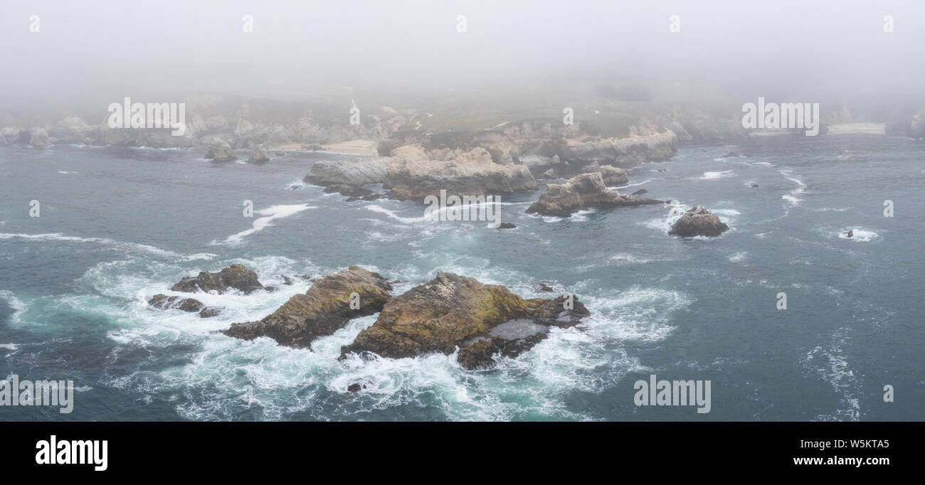 Aus der Vogelperspektive, das kalte Wasser des Pazifischen Ozeans Waschen gegen die Rocky noch schöne Küste südlich von Monterey in Kalifornien. Stockfoto