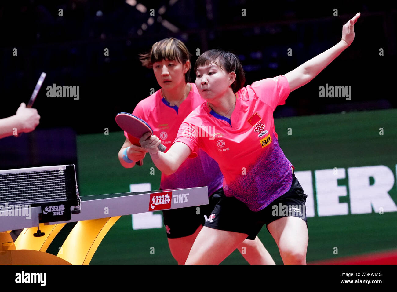 Zhu Yuling von China liefert einen Schuß zu Belma Busatlic und Emina Hadziahmetovic von Bosnien und Herzegowina in der ersten Runde der Damen Doppel Stockfoto