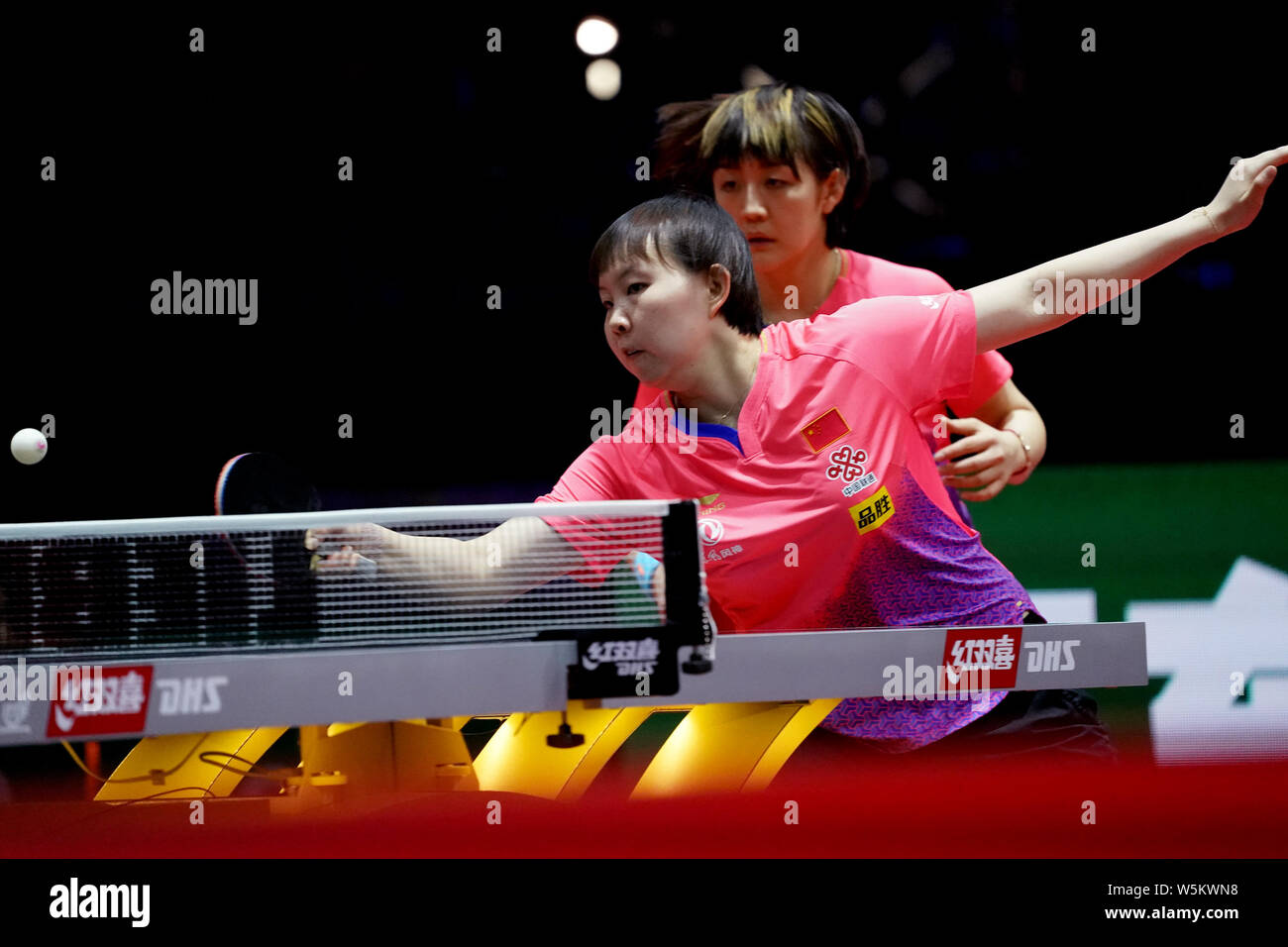 Zhu Yuling von China liefert einen Schuß zu Belma Busatlic und Emina Hadziahmetovic von Bosnien und Herzegowina in der ersten Runde der Damen Doppel Stockfoto