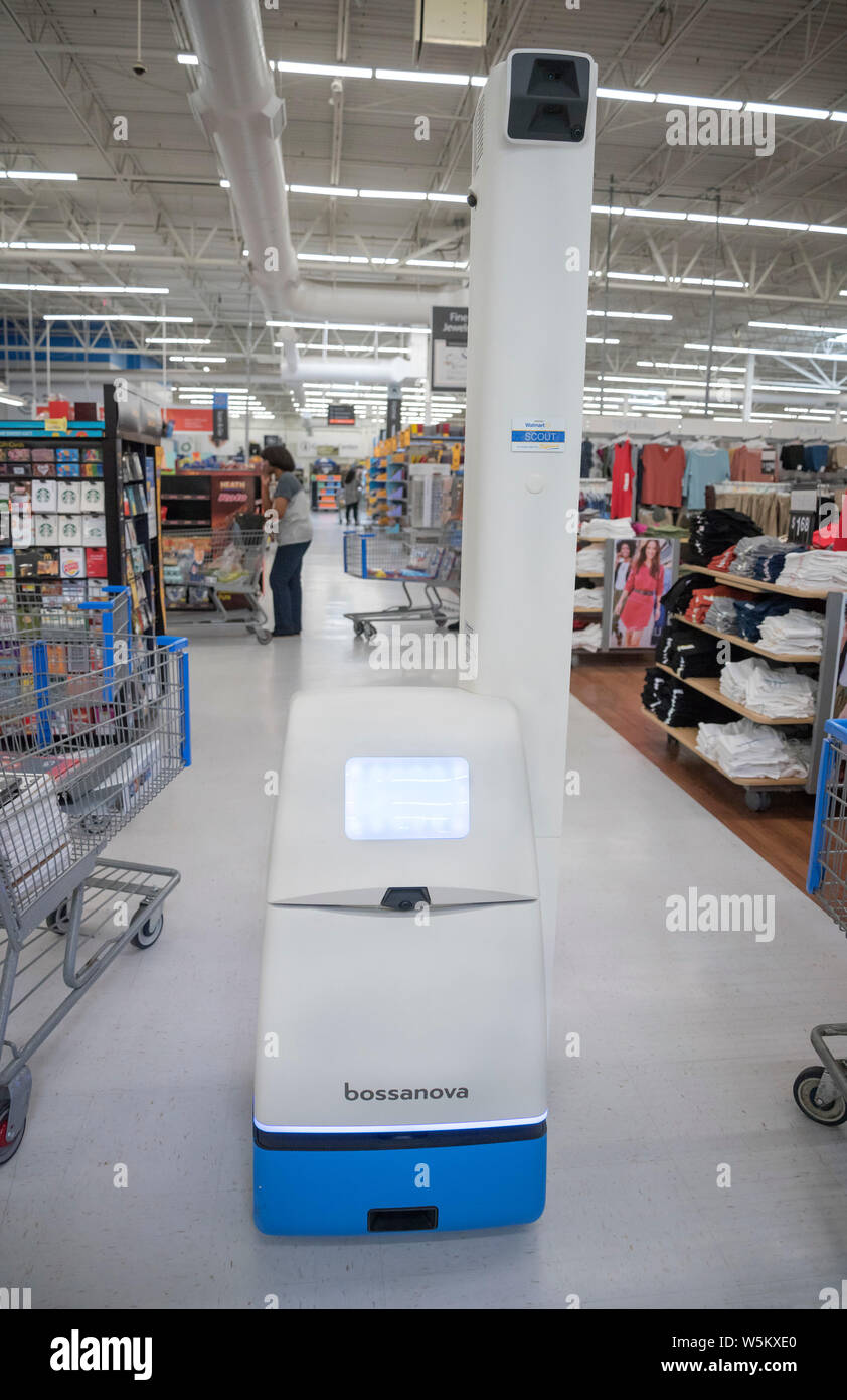 Wal Mart Roboter scanner Annabella' streicht die Gänge des Lake City, Florida, Wal Mart. Stockfoto