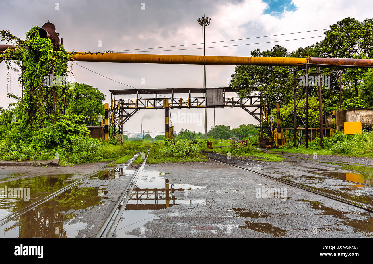 Bahn zum Eingang einer verlassenen Fabrik Hof. Stockfoto