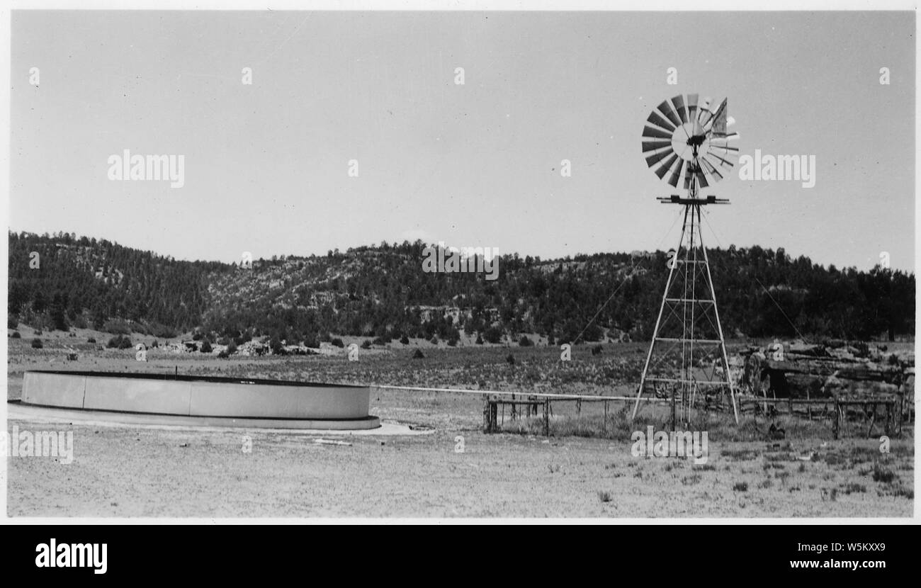 Tiefer Brunnen, Tank, Windmühle. 13 komplette Einheiten; durch das CCC-ID erstellt. Wells reicht von 220 m bis 1400 m in die Tiefe.; Allgemeine Hinweise: Civilian Conservation Corps indischen Division; Wind Pumpe und Wassertank, in Arizona. Stockfoto