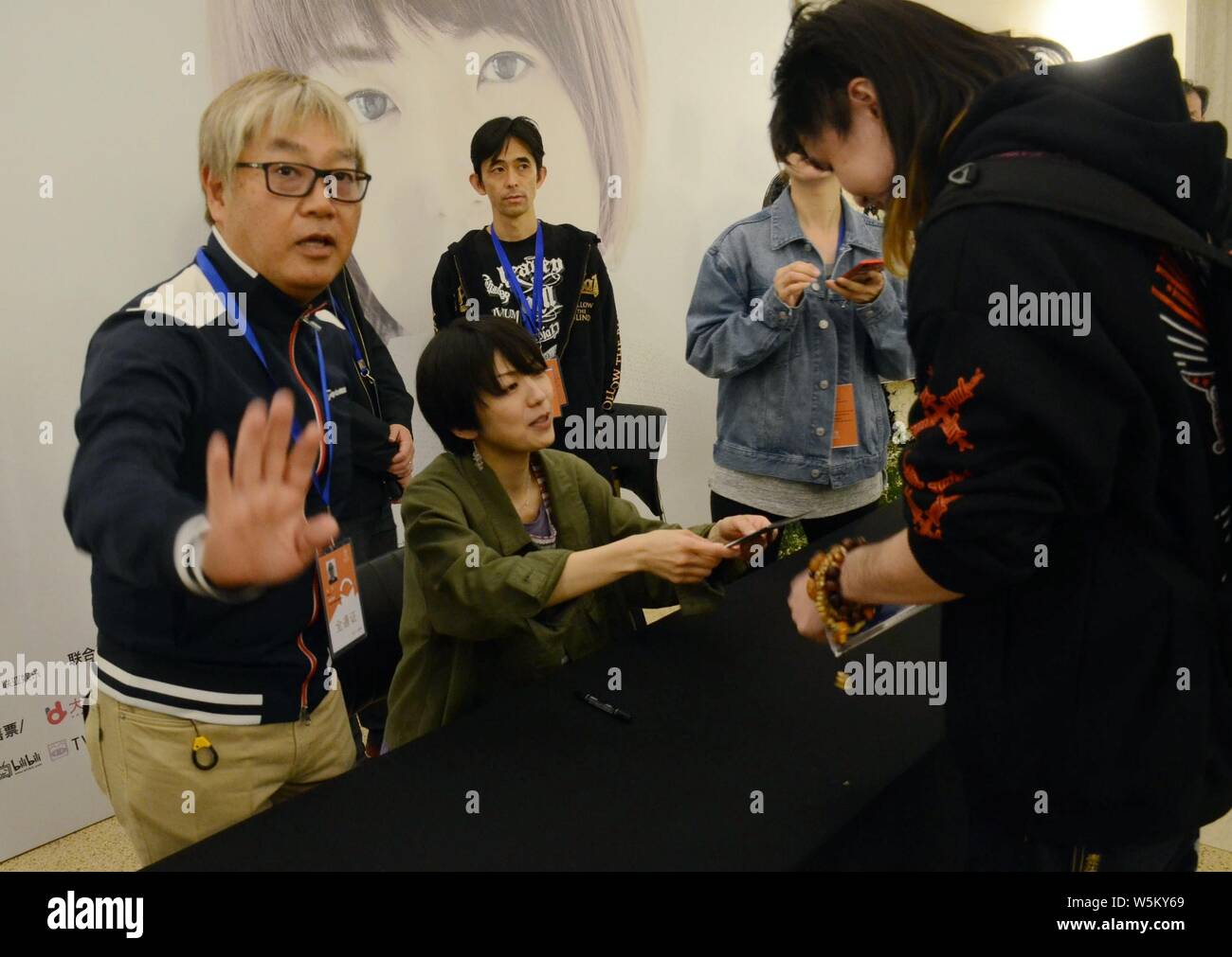 Japanische Pop female singer-songwriter Anri Kumaki besucht eine Autogrammstunde in Shanghai, China, 14. April 2019. Stockfoto