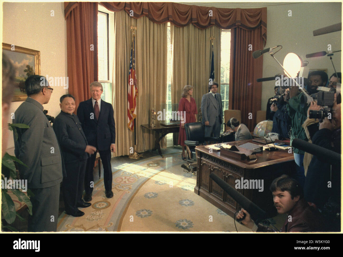 Deng Xiaoping und Jimmy Carter Treffen der Presse im Oval Office. Stockfoto