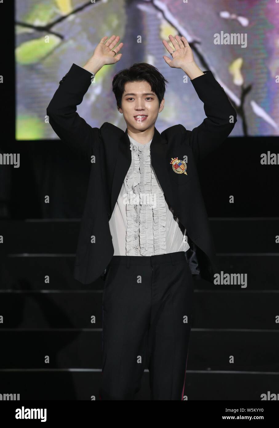 ** TAIWAN AUS ** südkoreanischen Sänger Nam Woo-hyun der Koreanischen boy-band Unendliche führt während der 1. solo Konzert in Taipei, Taiwan, 27. April 2019 Stockfoto