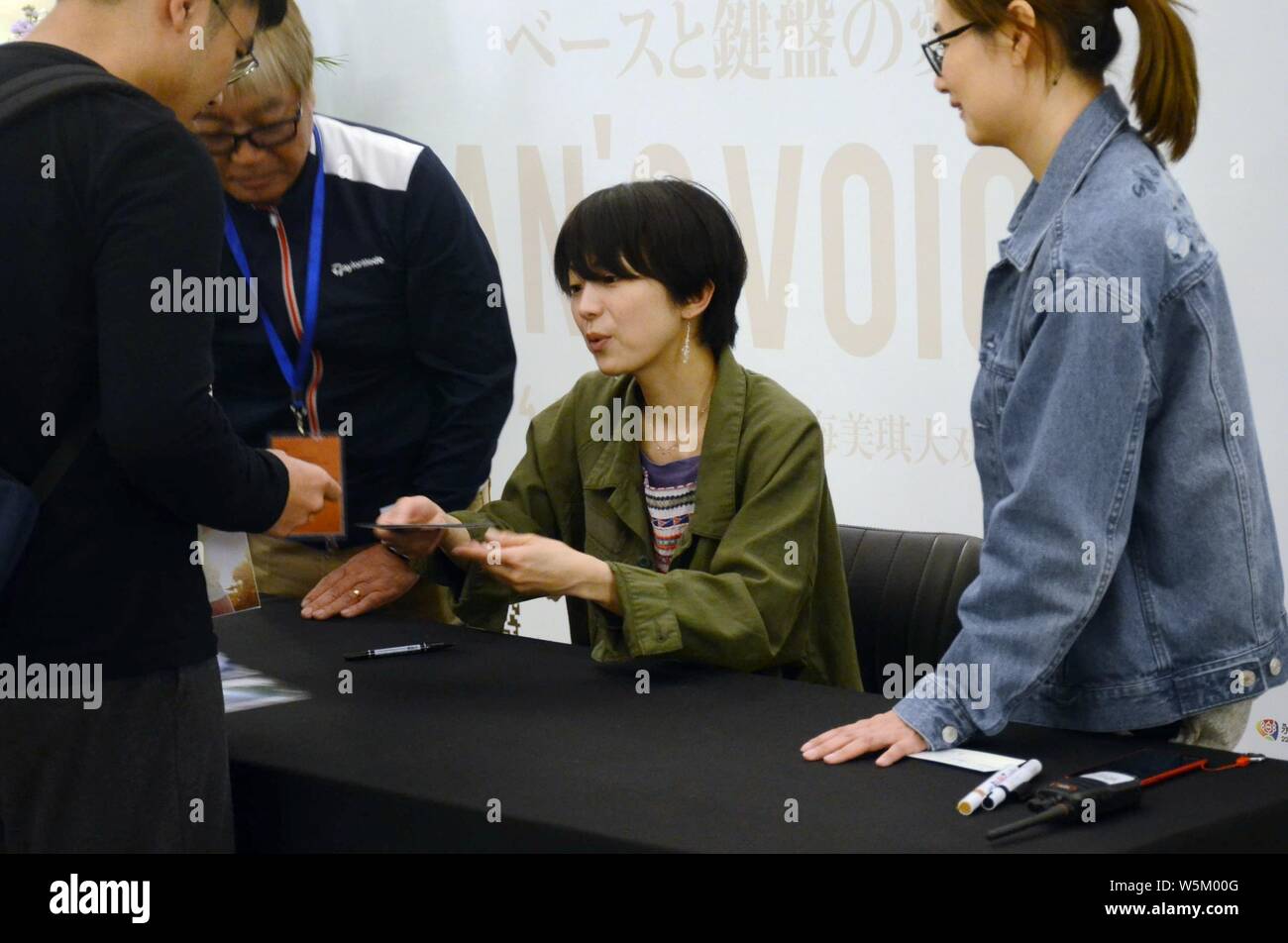 Japanische Pop female singer-songwriter Anri Kumaki besucht eine Autogrammstunde in Shanghai, China, 14. April 2019. Stockfoto