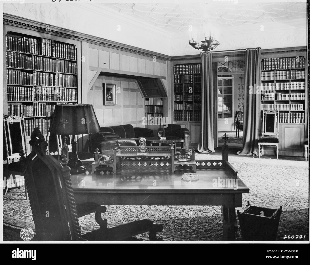 Schreibtisch und Büro Bibliothek von Präsident Harry S. Truman im Schloss Cecilienhof, Schauplatz der Potsdamer Konferenz in Potsdam, Deutschland. Das Zimmer nebenan wird für die Konferenz verwendet werden. Stockfoto