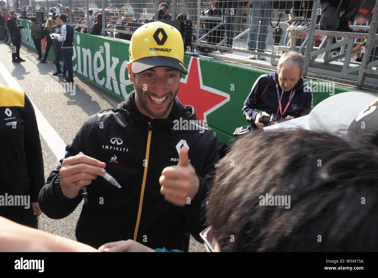 Australische Rennfahrer Daniel Ricciardo von Renault F1 Team, Autogramme für die Fans vor dem Formel 1 Grand Prix von China 2019 Heineken am Stockfoto