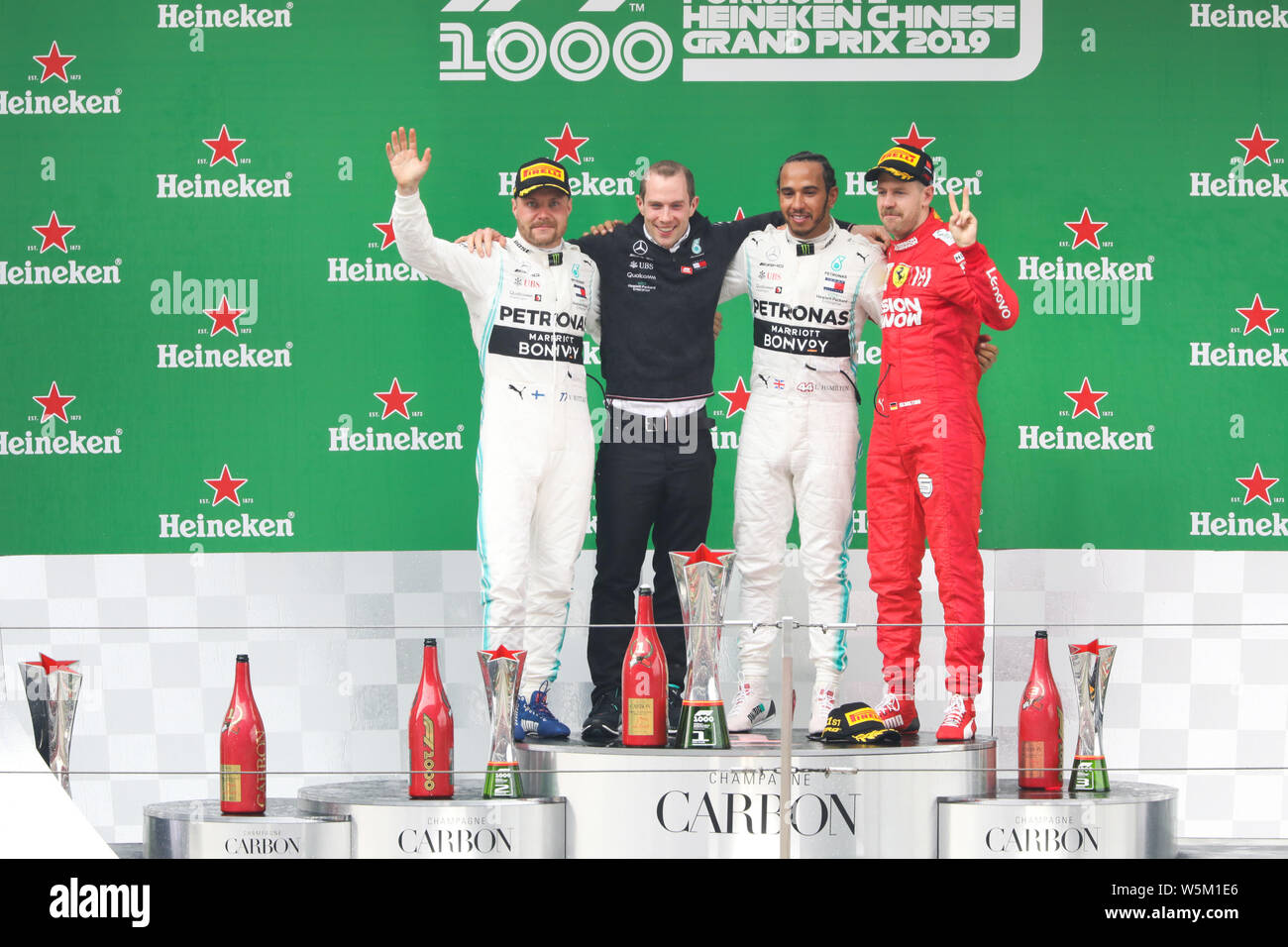 Finnische Rennfahrer Valtteri Bottas von Mercedes, team Ingenieur Marcus Dudley, britischer Rennfahrer Lewis Hamilton der Mercedes-AMG PETRONAS Motorspo Stockfoto
