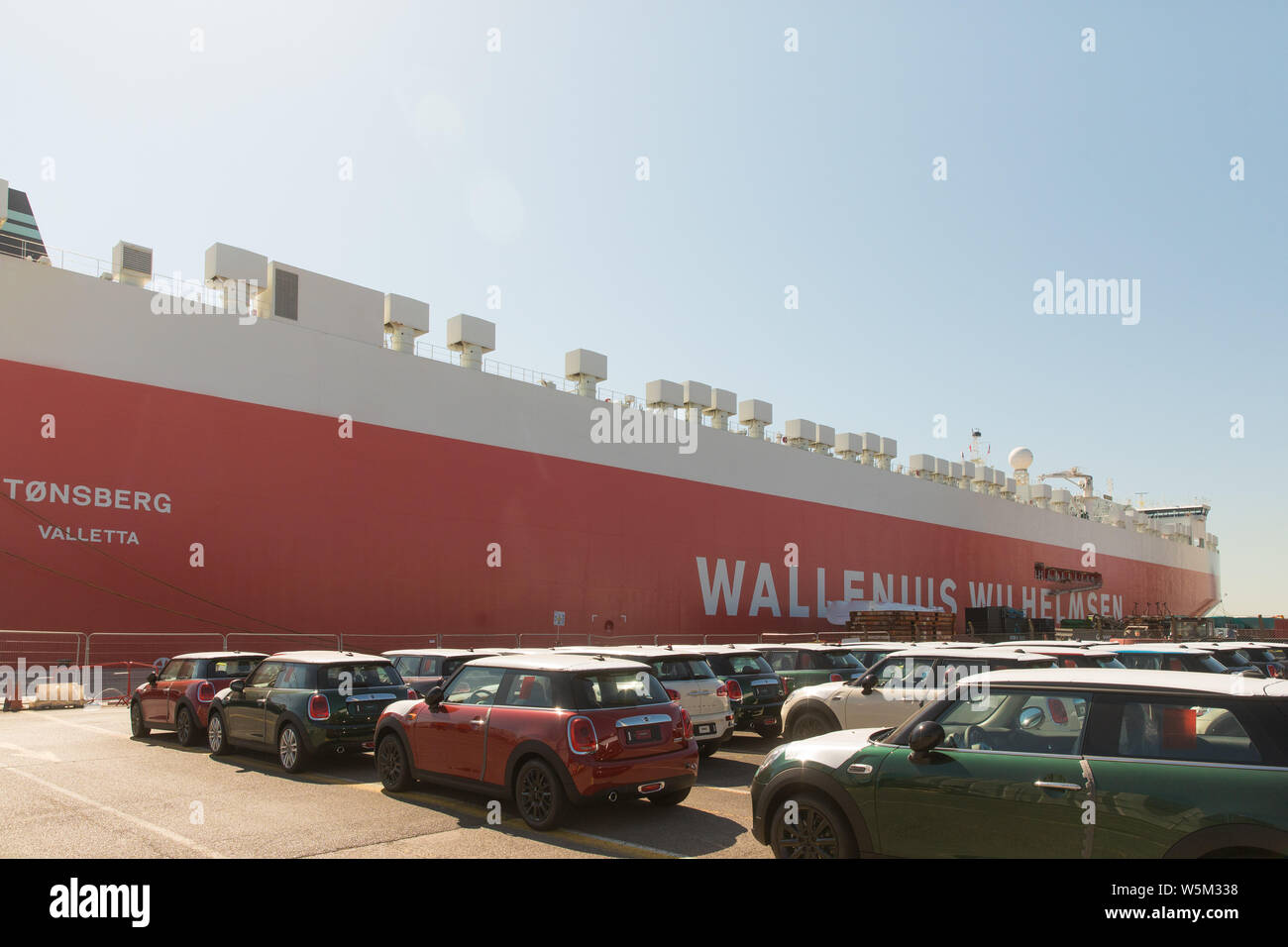 Linien der BMW Mini in Southampton Hafen neben einem Transportschiff betrieben von Wallenius Wilhelmsen Stockfoto