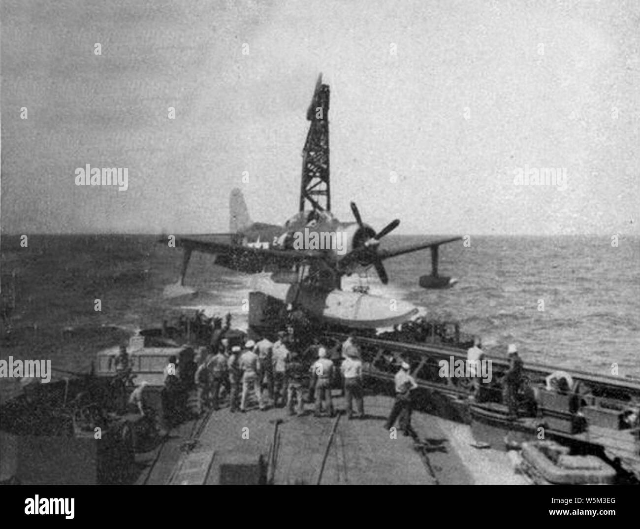 Curtiss SC-1 Seahawk an Bord der USS Wichita (CA-45) ca. im April 1945. Stockfoto