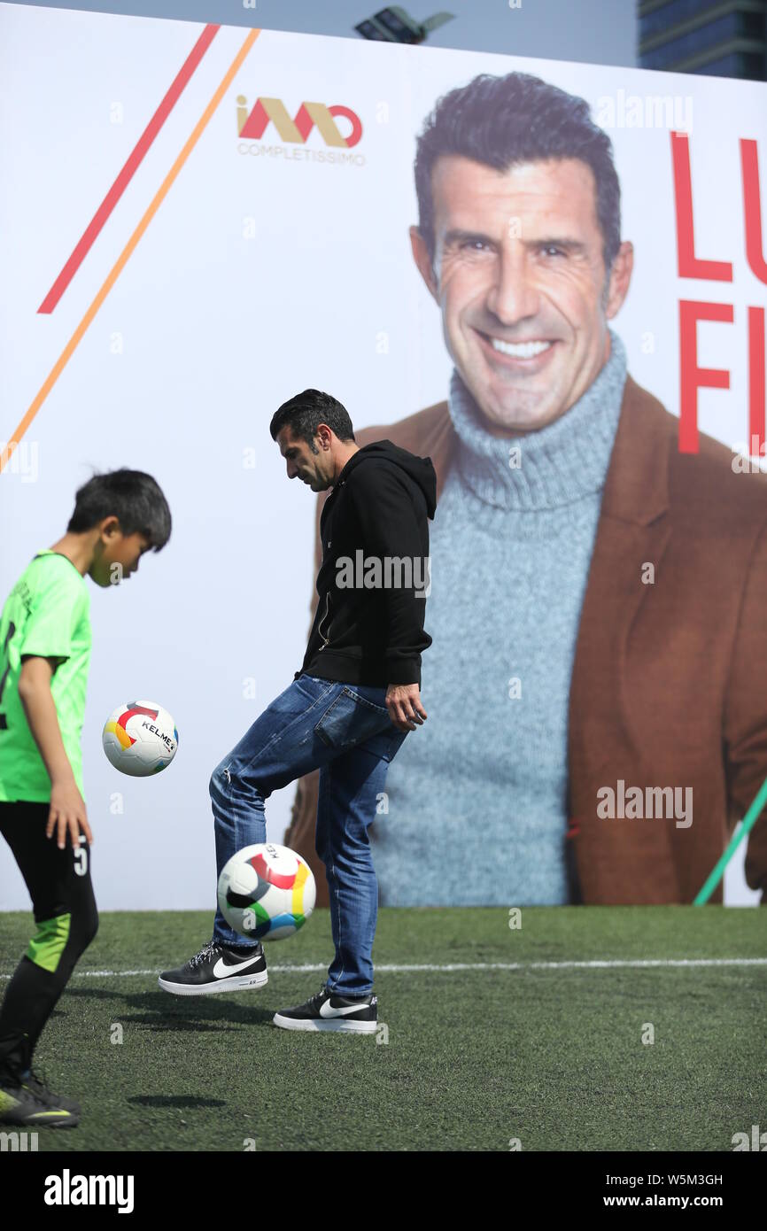 Pensionierter portugiesischer Fußballspieler Luis Figo nimmt an der Eröffnungsfeier für siic Cup 2019 Qingdao Kinder Fußball Elite League in Qingdao Stadt, Stockfoto