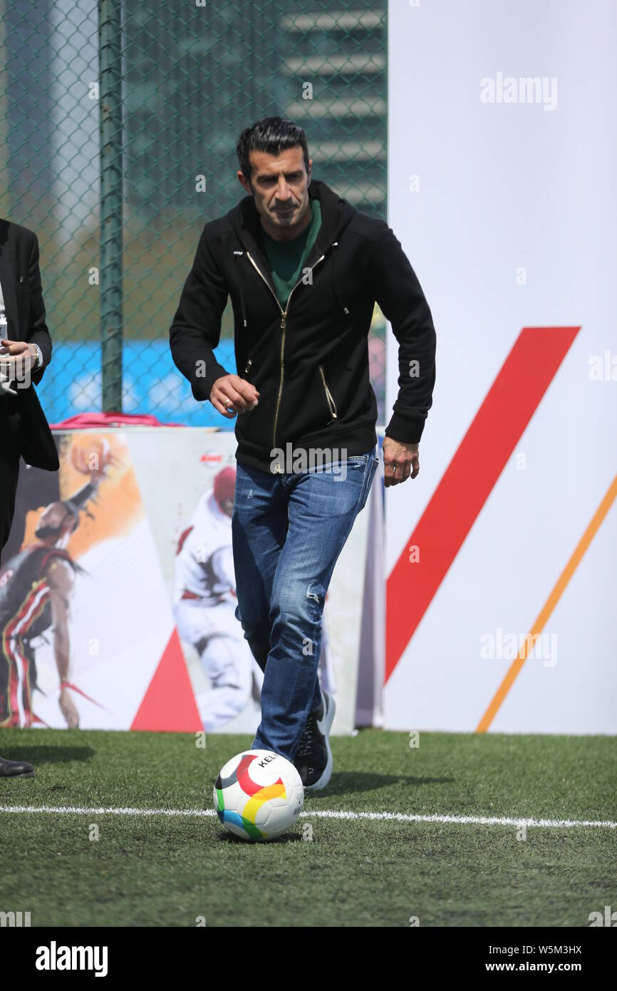 Pensionierter portugiesischer Fußballspieler Luis Figo nimmt an der Eröffnungsfeier für siic Cup 2019 Qingdao Kinder Fußball Elite League in Qingdao Stadt, Stockfoto