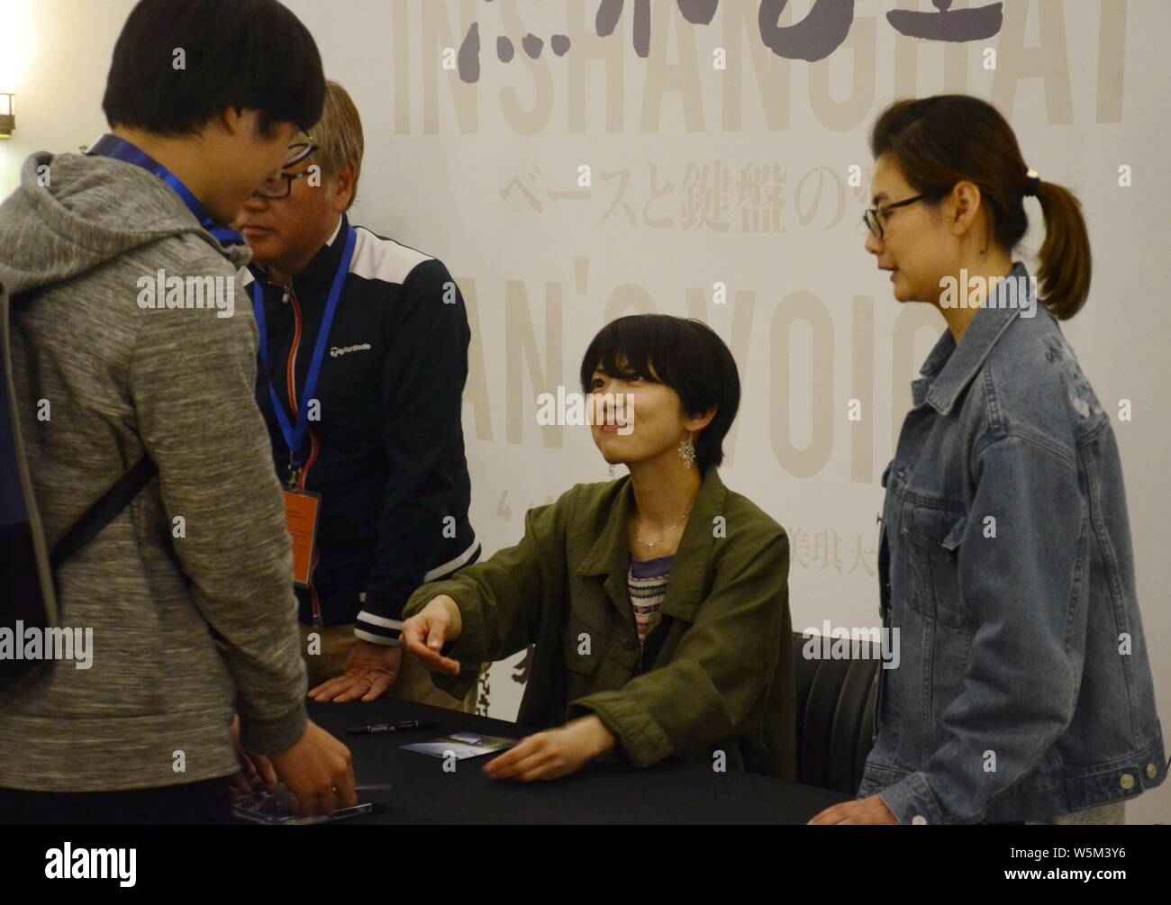 Japanische Pop female singer-songwriter Anri Kumaki besucht eine Autogrammstunde in Shanghai, China, 14. April 2019. Stockfoto