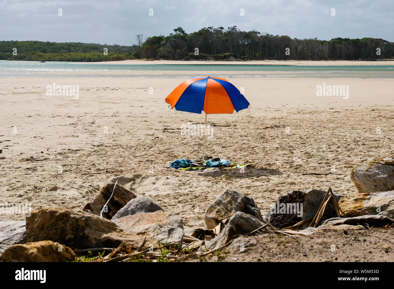 Ein Sonnenschirm auf einer breiten Strand von Noosa Heads, Queensland, Australien Stockfoto