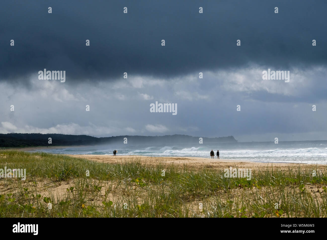 Menschen auf einer einsamen Strand auf der Mid-North Coast von New South Wales Australien bummeln Stockfoto