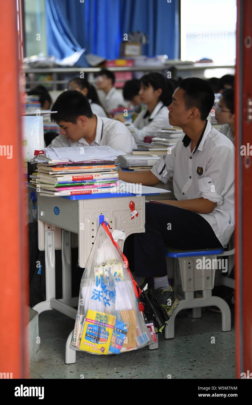 Chinesische Studenten für die bevorstehende jährliche College Aufnahmeprüfung vorbereiten, auch bekannt als Gaokao, an einer Schule in Wuhan City, South China Guangx Stockfoto