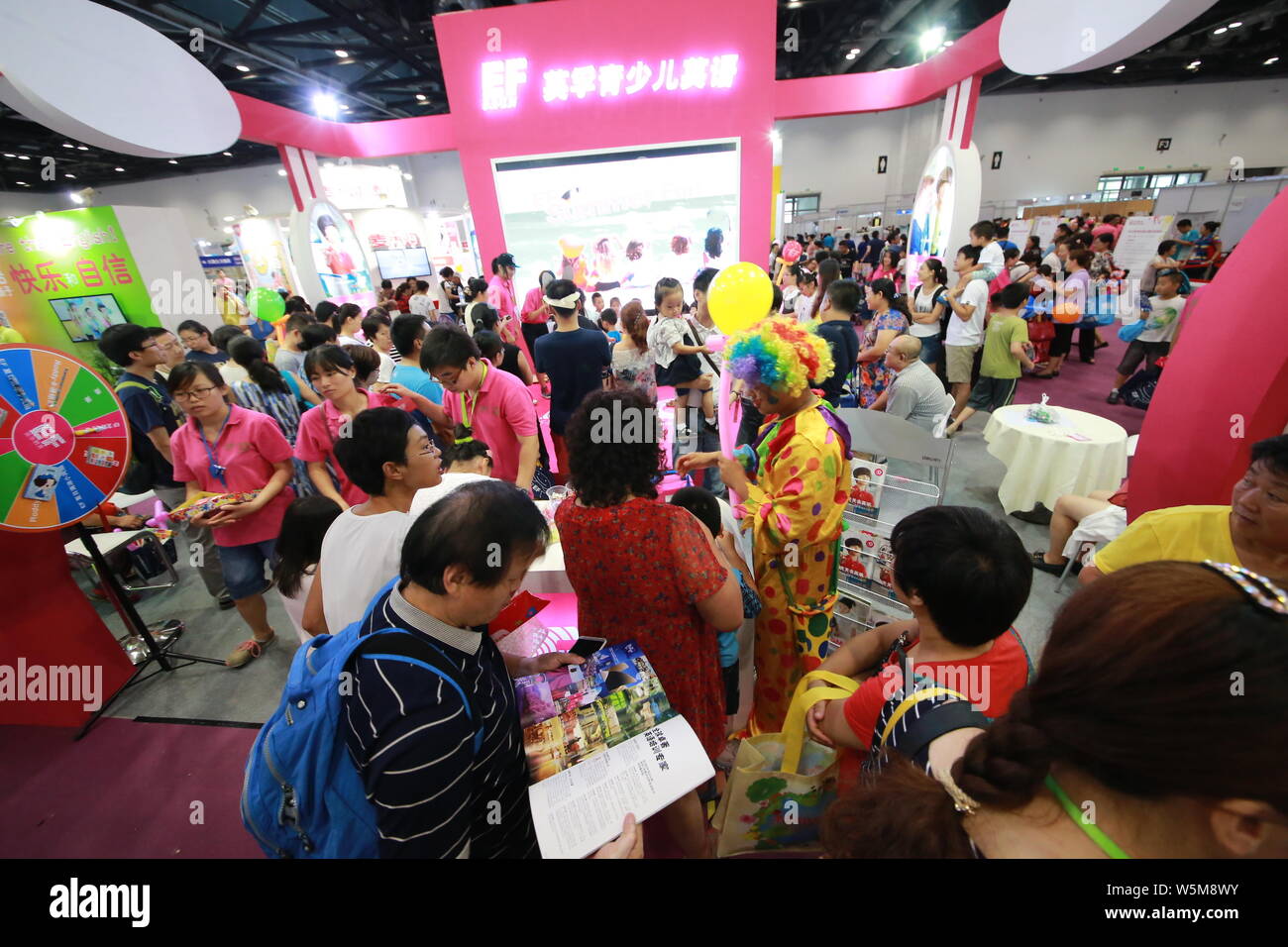 ---- Leute besuchen den Stand der Sprache tutor Education First (EF) während der Expo in Peking, China, 1. August 2015. Weitere Öffnung der educa Stockfoto