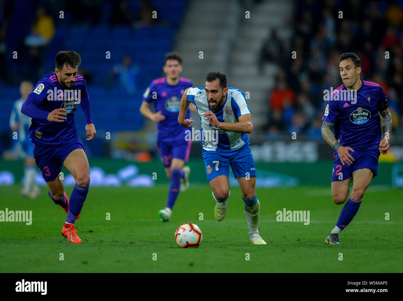 Borja Iglesias, Mitte, der RCD Espanyol Herausforderungen Hugo Mallo, rechts, und David Costas von RC Celta de Vigo während ihrer 34. Runde des La Lig Stockfoto