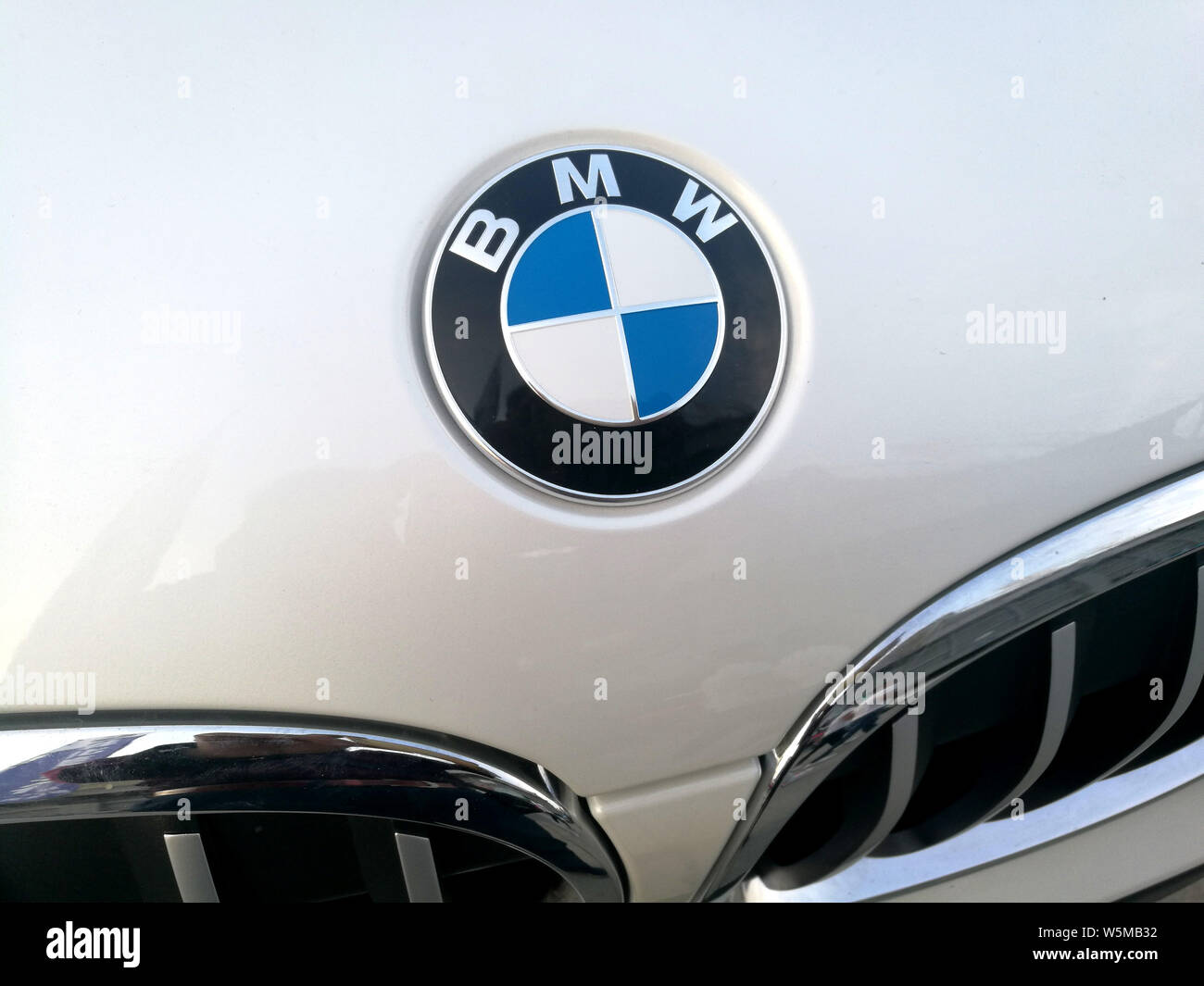 ---- Blick auf ein Logo von BMW in Stadt Huaibei, der ostchinesischen Provinz Anhui, 4. Oktober 2018. BMW (China) ordnete eine Rückrufaktion für 36,0001 Fahrzeuge her Stockfoto