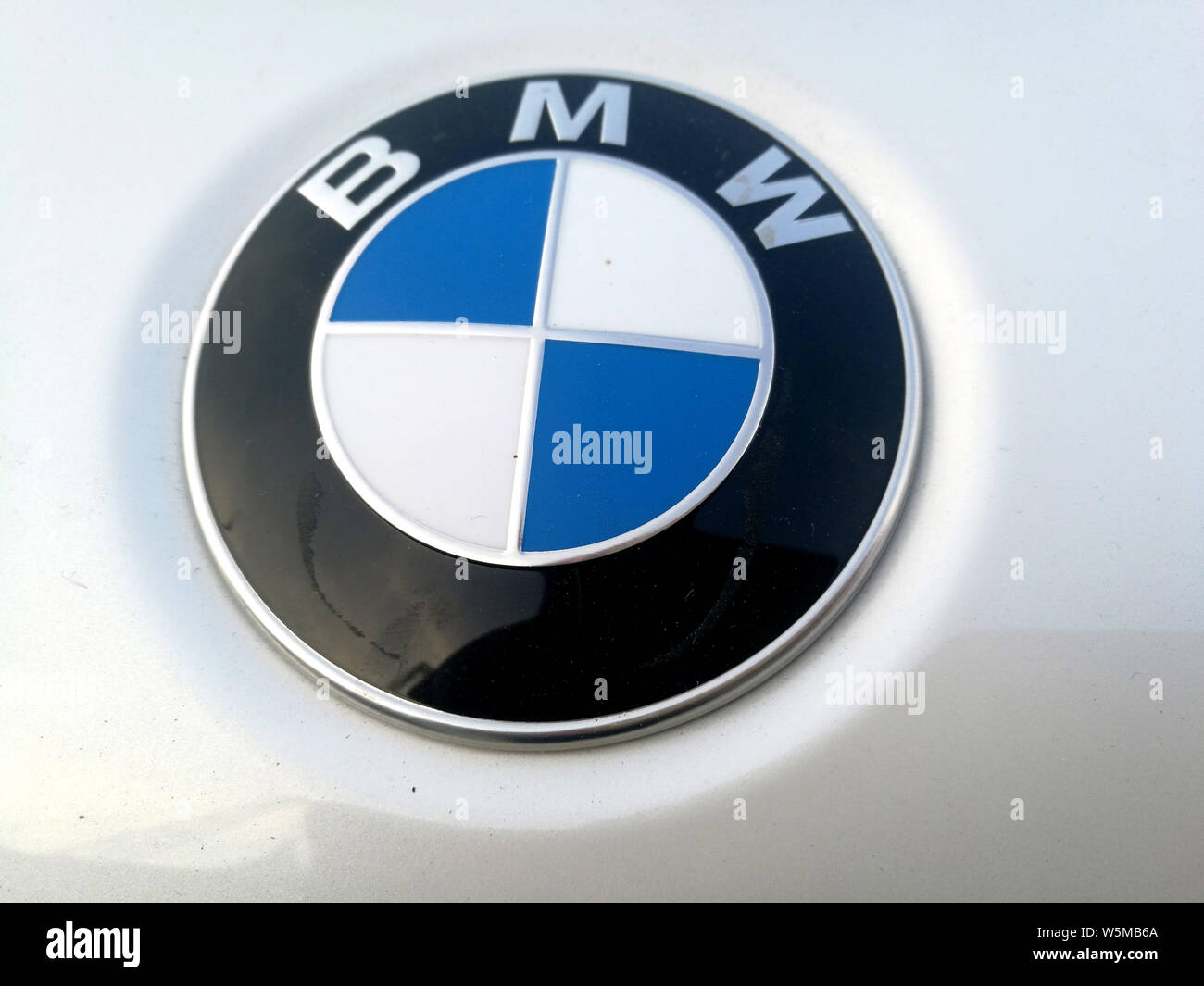 ---- Blick auf ein Logo von BMW in Stadt Huaibei, der ostchinesischen Provinz Anhui, 4. Oktober 2018. BMW (China) ordnete eine Rückrufaktion für 36,0001 Fahrzeuge her Stockfoto