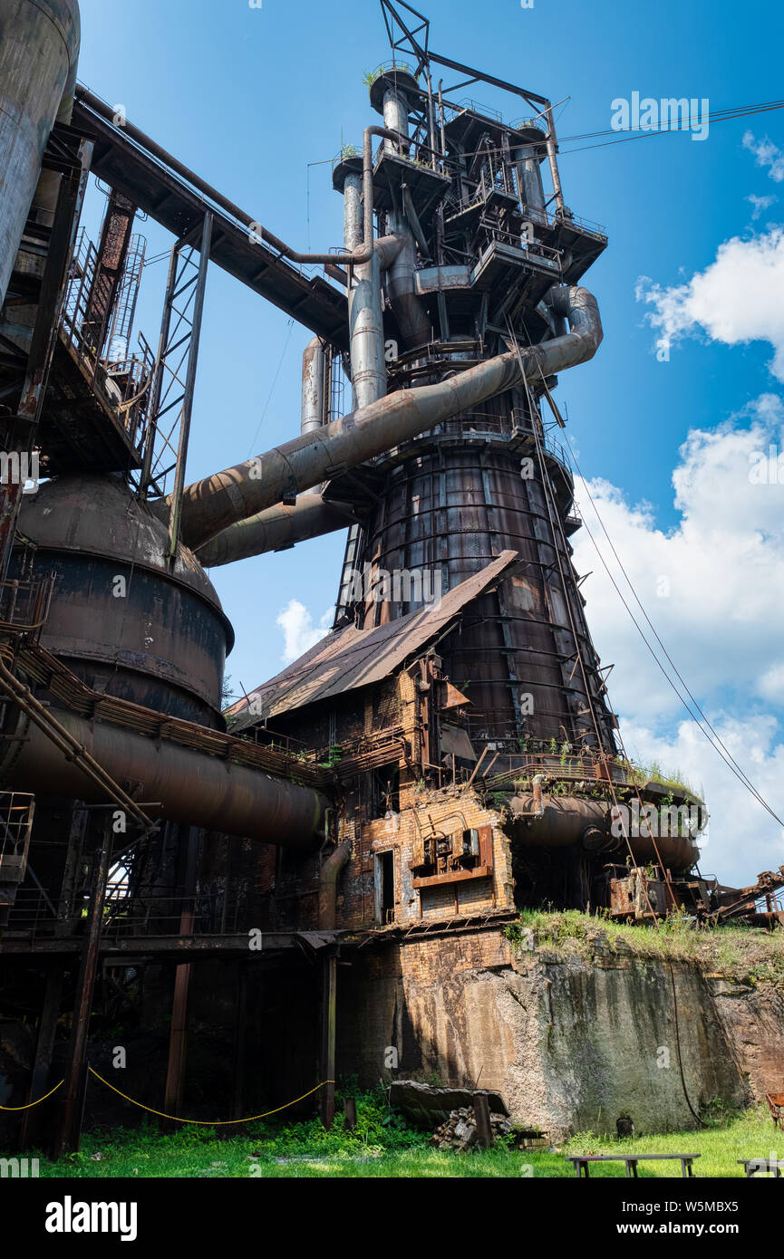 Die historische Carrie Hochofen, jetzt verlassen, Teil der Carnegie's Pittsburgh Stahlwerke in Homestead (Pittsburgh), Pennsylvania, USA Stockfoto
