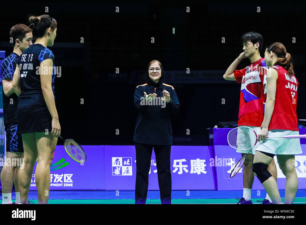 Yuki Kaneko und Misaki Matsutomo der Japa, rechts, und Tang Chun Mann und Tse-Ying Suet von Hong Kong zu reagieren, bevor die erste Runde von gemischten Doppel Stockfoto