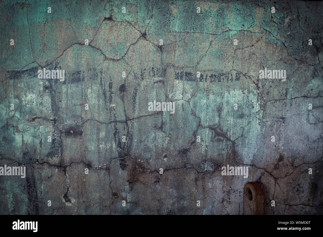 Texturierte industrielle Grunge Background-Peeling, rissig, korrodierte Farbe und Rost an der Wand. Stockfoto
