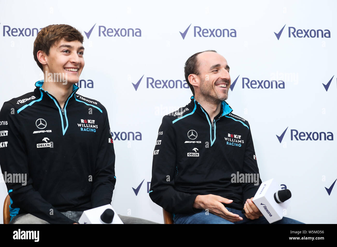 Polnische Formel-1-Pilot Robert Kubica, rechts, und die Britische Formel-1-Fahrer George Russell Williams Team an der Rexona Marke Ereignis in Shangh Stockfoto