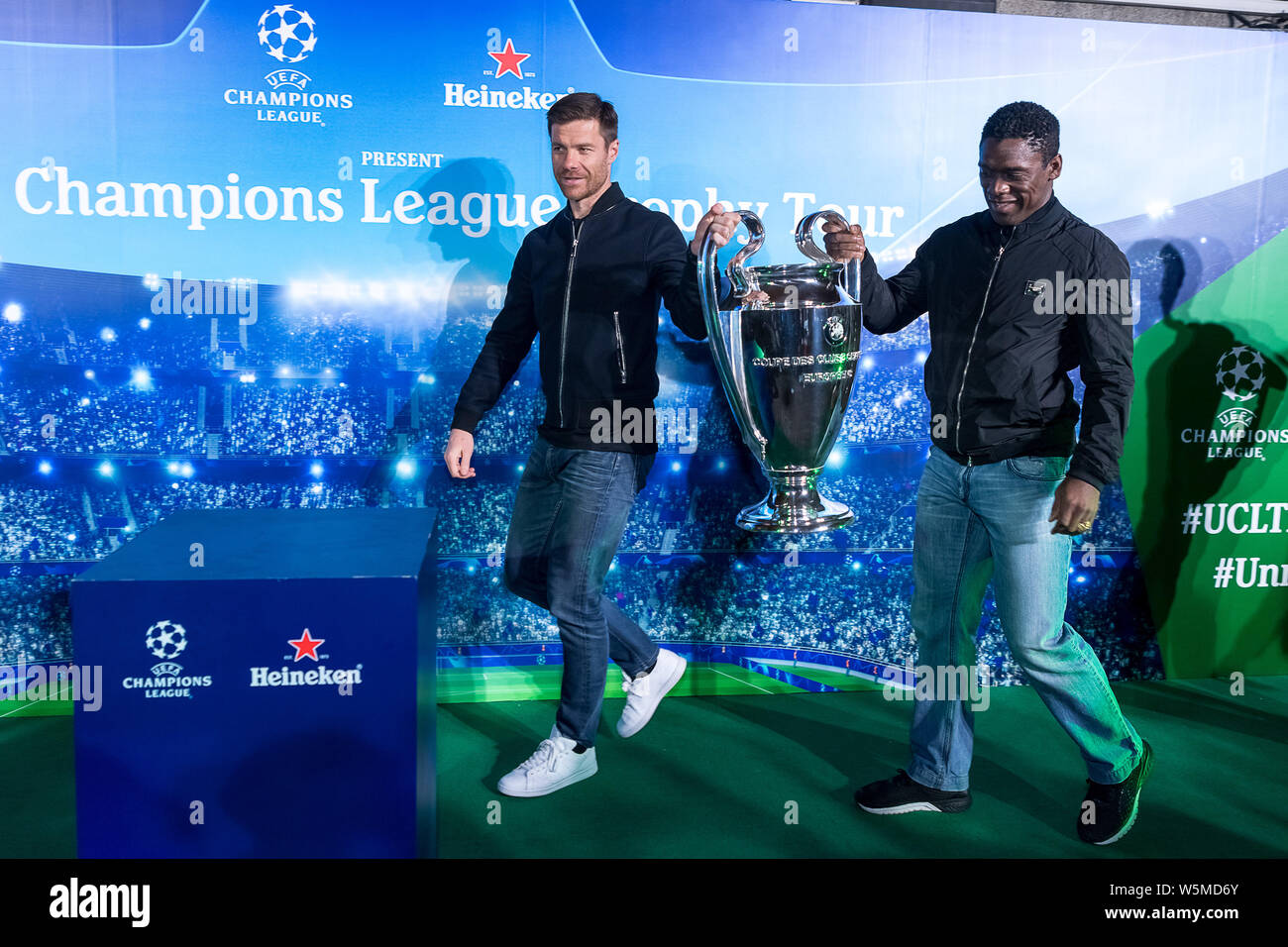 Spanisch ehemalige Fußballer Xabi Alonso, Links, und der Niederländische  ehemaliger Fußballer Clarence Seedorf Teilnahme an der UEFA Champions League  Trophy Tour, durch H vorgestellt Stockfotografie - Alamy