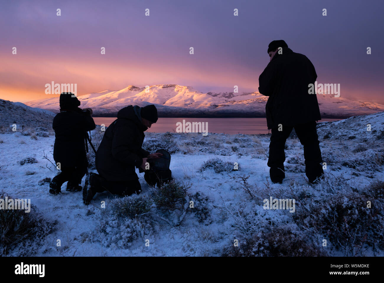 Fotografen schießen die winterliche Landschaft des Torres del Paine Nationalpark in Chile. Stockfoto
