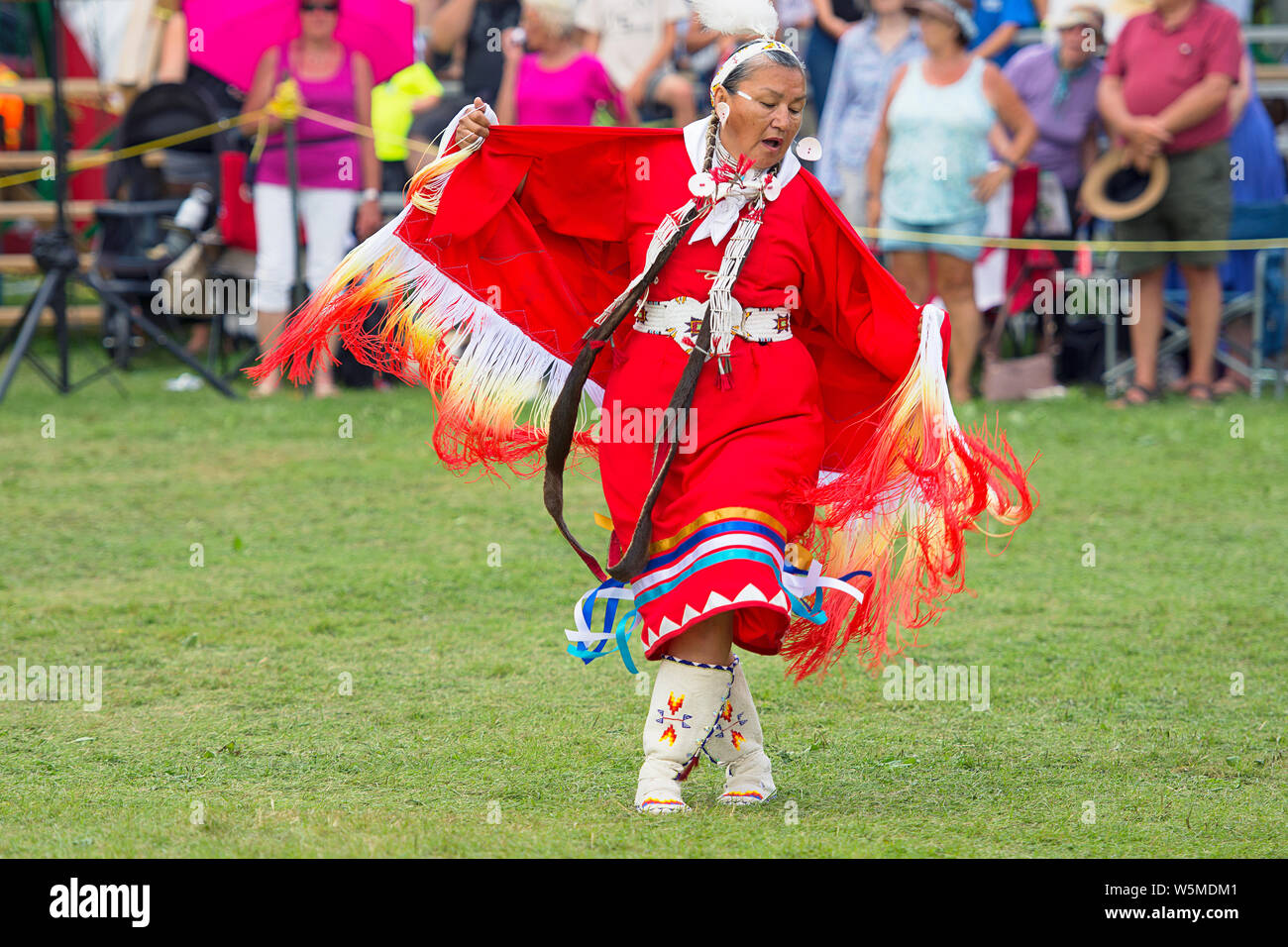 Pow Wow Native Weibliche, ältere Frau, Tänzer in traditionellen Insignien sechs Nationen der Grand River Meister der Meister Powwow, Ohsweken Kanada Stockfoto