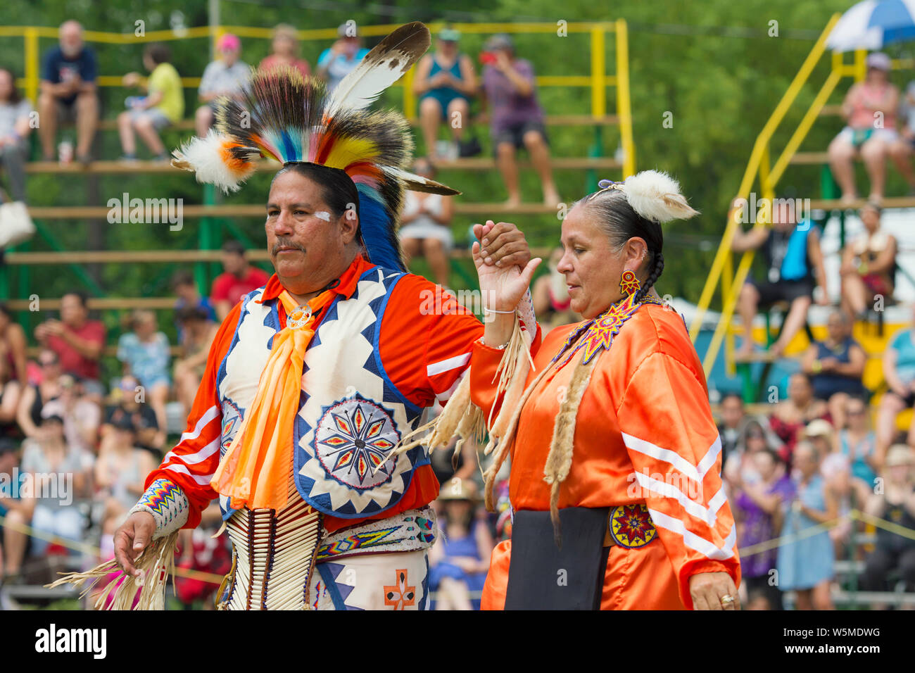 Pow Wow Native Mann und Frau, Tänzer in traditionellen Insignien sechs Nationen der Grand River Meister der Meister Powwow, Ohsweken Kanada Stockfoto