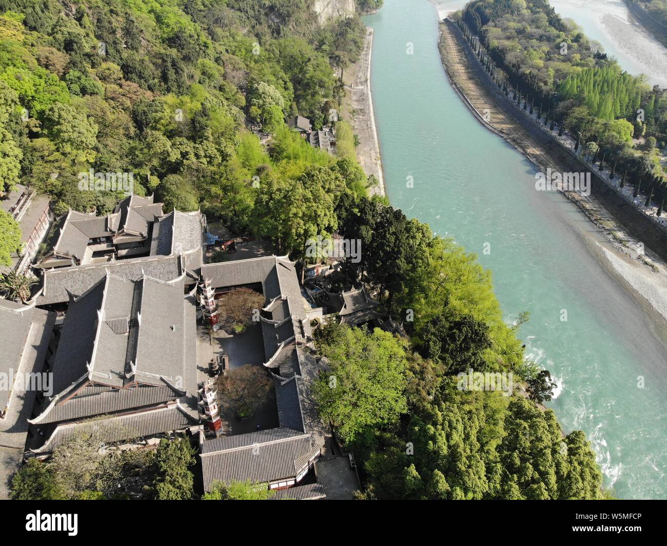 Luftaufnahme der Dujiangyan irrigation System über Min Fluss (minjiang) in Dujiangyan Stadt, im Südwesten Chinas Provinz Sichuan, 6. April 2019. Duji Stockfoto