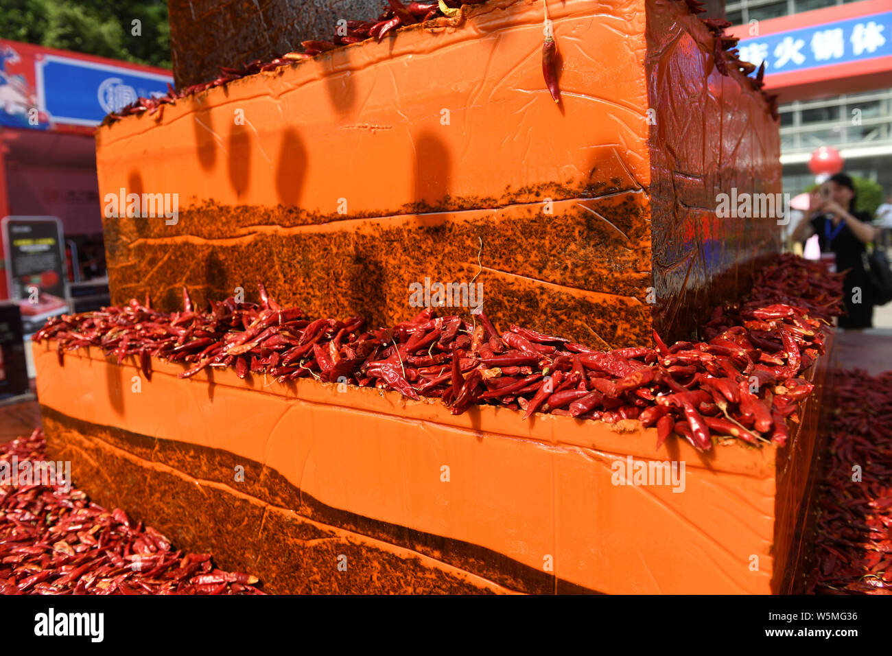 Eine 1,5 Meter hohe hotpot - themed Kuchen aus pikanten scheuern Gericht gewürzt mit einem Gewicht von 600 Kilogramm ist in Chongqing, China, 27. April 2019 angezeigt. Stockfoto