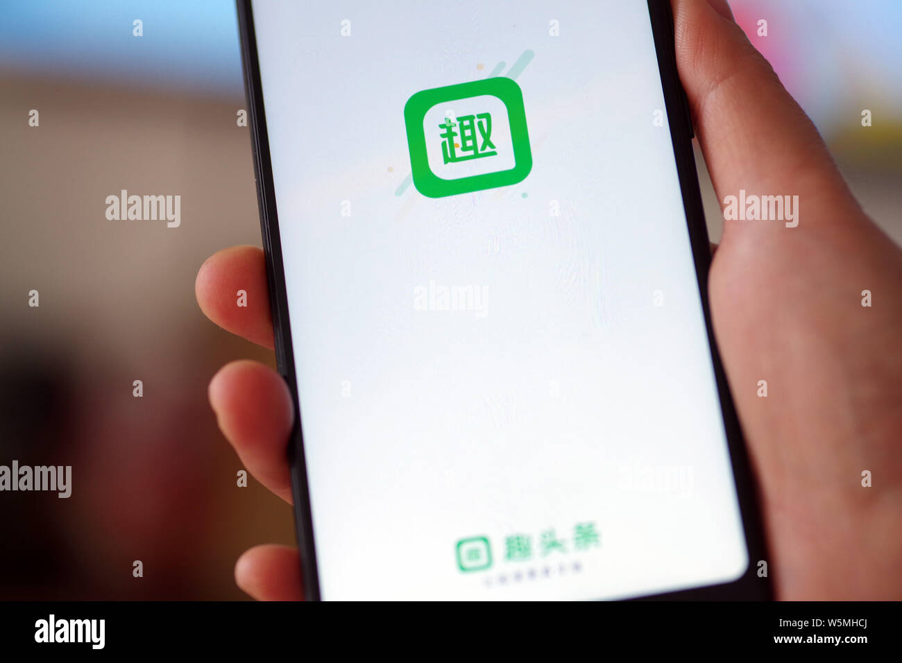 ---- Ein netizen verwendet die mobile App der Chinesischen News und video Aggregation app Qutoutiao auf seinem Smartphone in Ji'nan City's East China Shandong prov Stockfoto