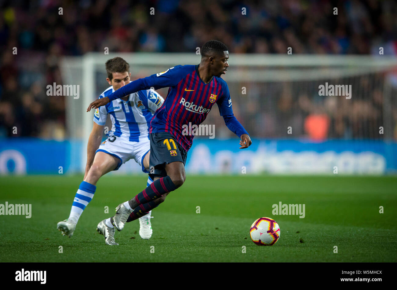 Armenian Dembele, Front, der FC Barcelona Herausforderungen Aritz Elustondo von Real Sociedad während ihrer 33. Runde der Liga Saison 2018-2019 bei C Stockfoto