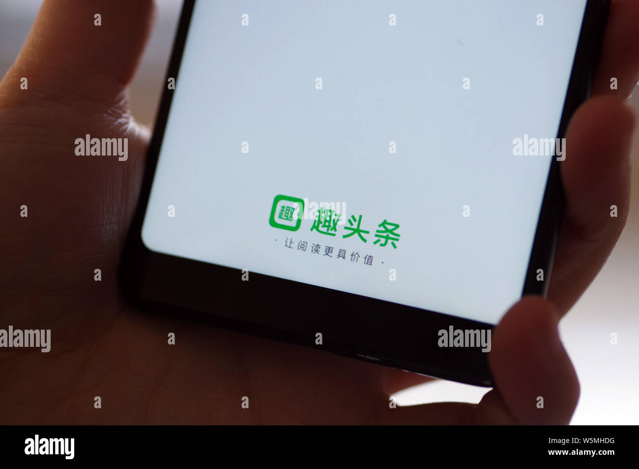 ---- Ein netizen verwendet die mobile App der Chinesischen News und video Aggregation app Qutoutiao auf seinem Smartphone in Ji'nan City's East China Shandong prov Stockfoto