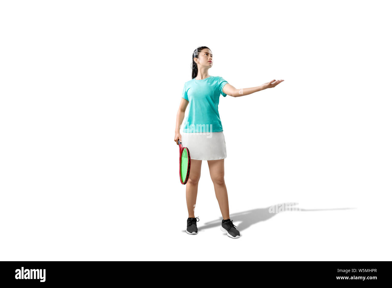 Asiatische Frau mit einem Tennisschläger in der Hand in die Position auf weißem Hintergrund bereit Stockfoto