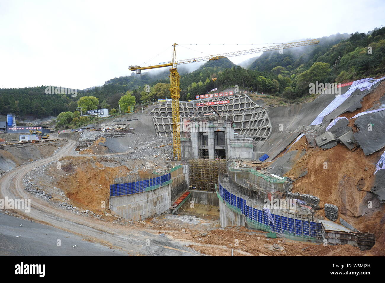 Die Aufnahme von Wasser Distribution System Wasser in Hangzhou zu übertragen, ist im Bau Qiandao Lake in Jingdezhen County, Hangzhou, Stockfoto