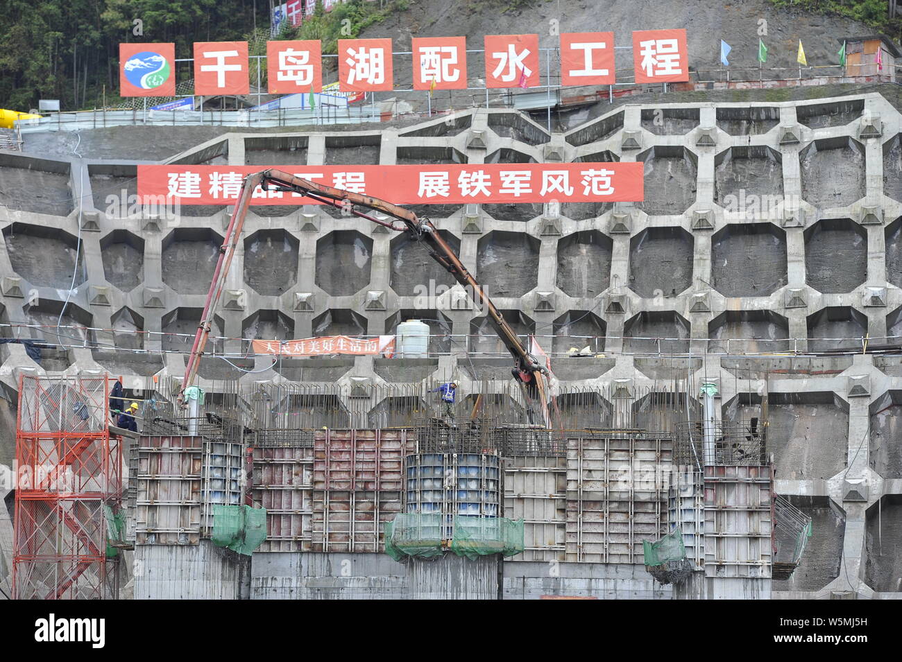 Die Aufnahme von Wasser Distribution System Wasser in Hangzhou zu übertragen, ist im Bau Qiandao Lake in Jingdezhen County, Hangzhou, Stockfoto