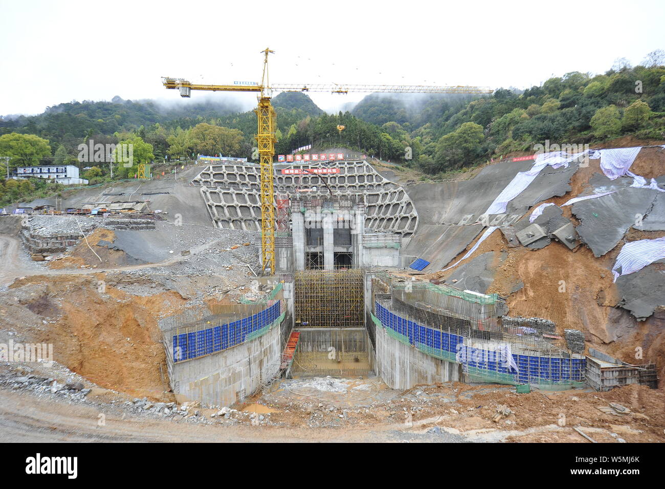 Die Aufnahme von Wasser Distribution System Wasser in Hangzhou zu übertragen, ist im Bau Qiandao Lake in Jingdezhen County, Hangzhou, Stockfoto