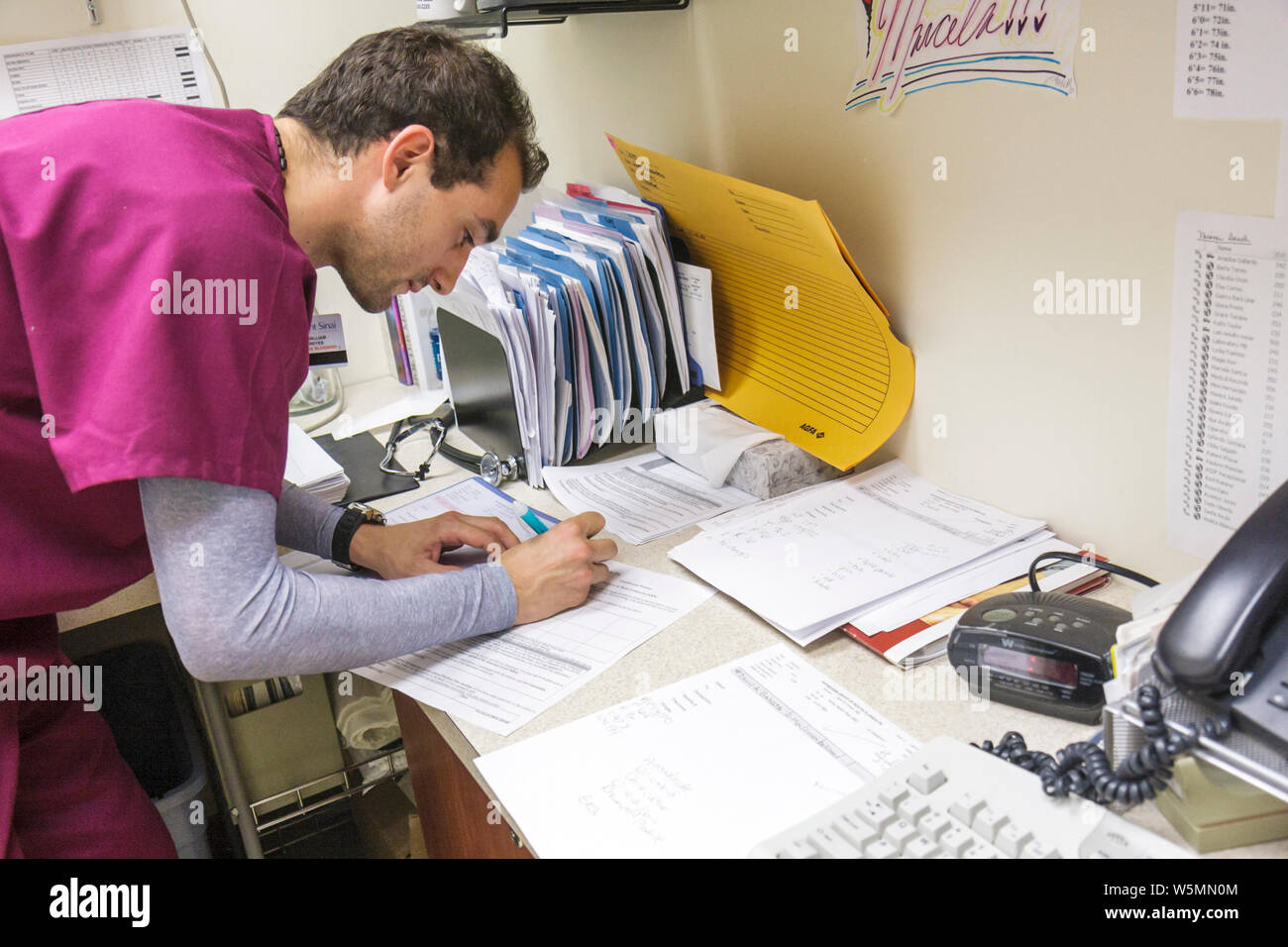 Miami Beach, Florida, Mt. Mount Sinai Medical Center, Krankenhaus, Gesundheitswesen, Arztpraxis, EKG-Techniker, Krankenakten, Karriere, Gesundheitswesen, hispanischer Mann Stockfoto