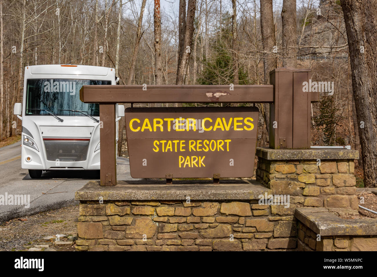 Eingangsschild zu Carter Caves State Resort Park mit Motor home Wohnmobil in der Nähe geparkt in Kentucky, USA Stockfoto